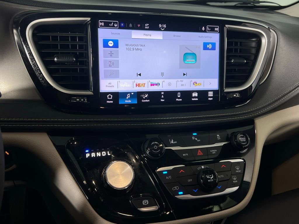 Used 2024 Chrysler Pacifica Select image 20