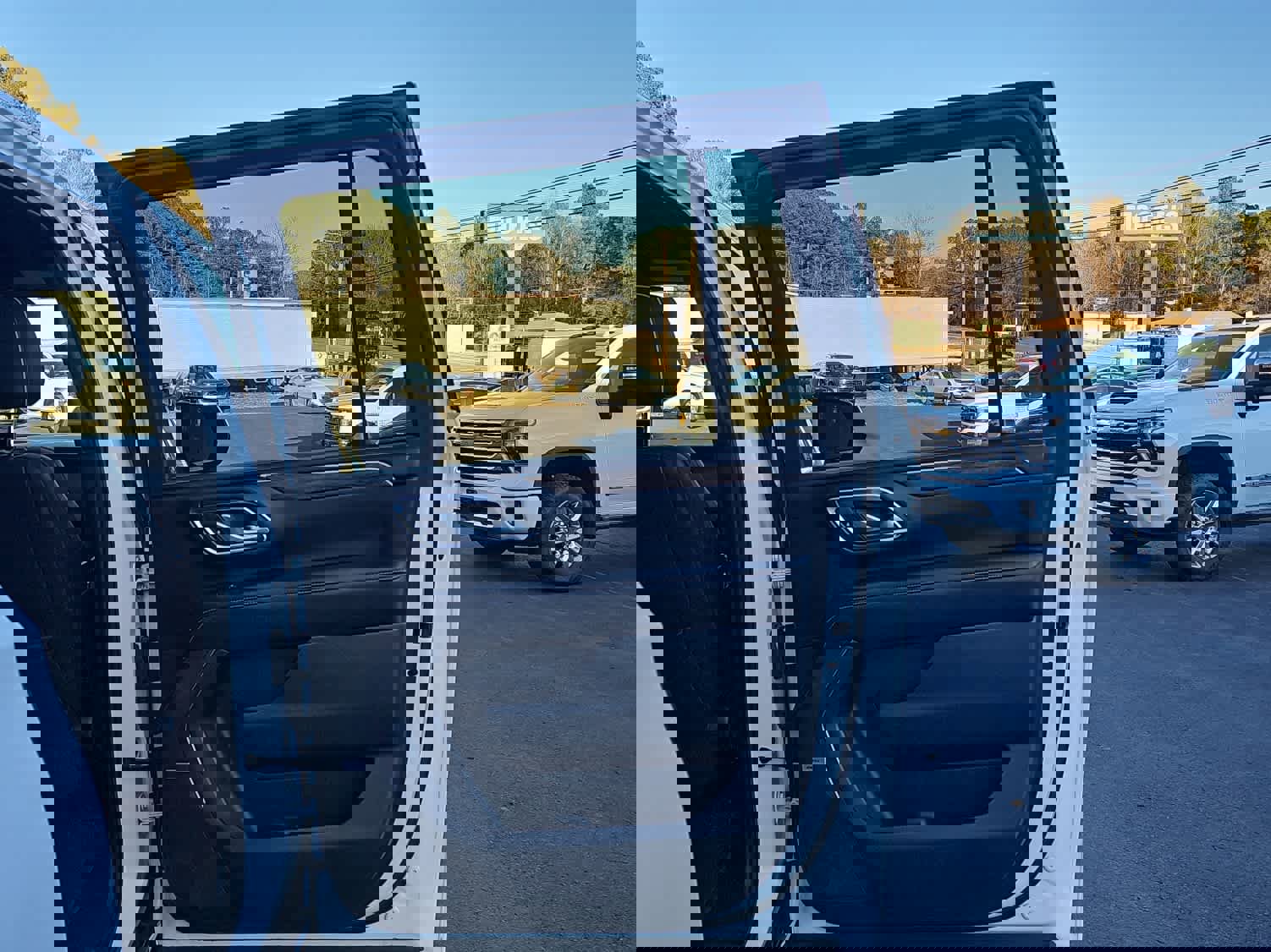 Used 2023 Chevrolet Suburban Premier image 30