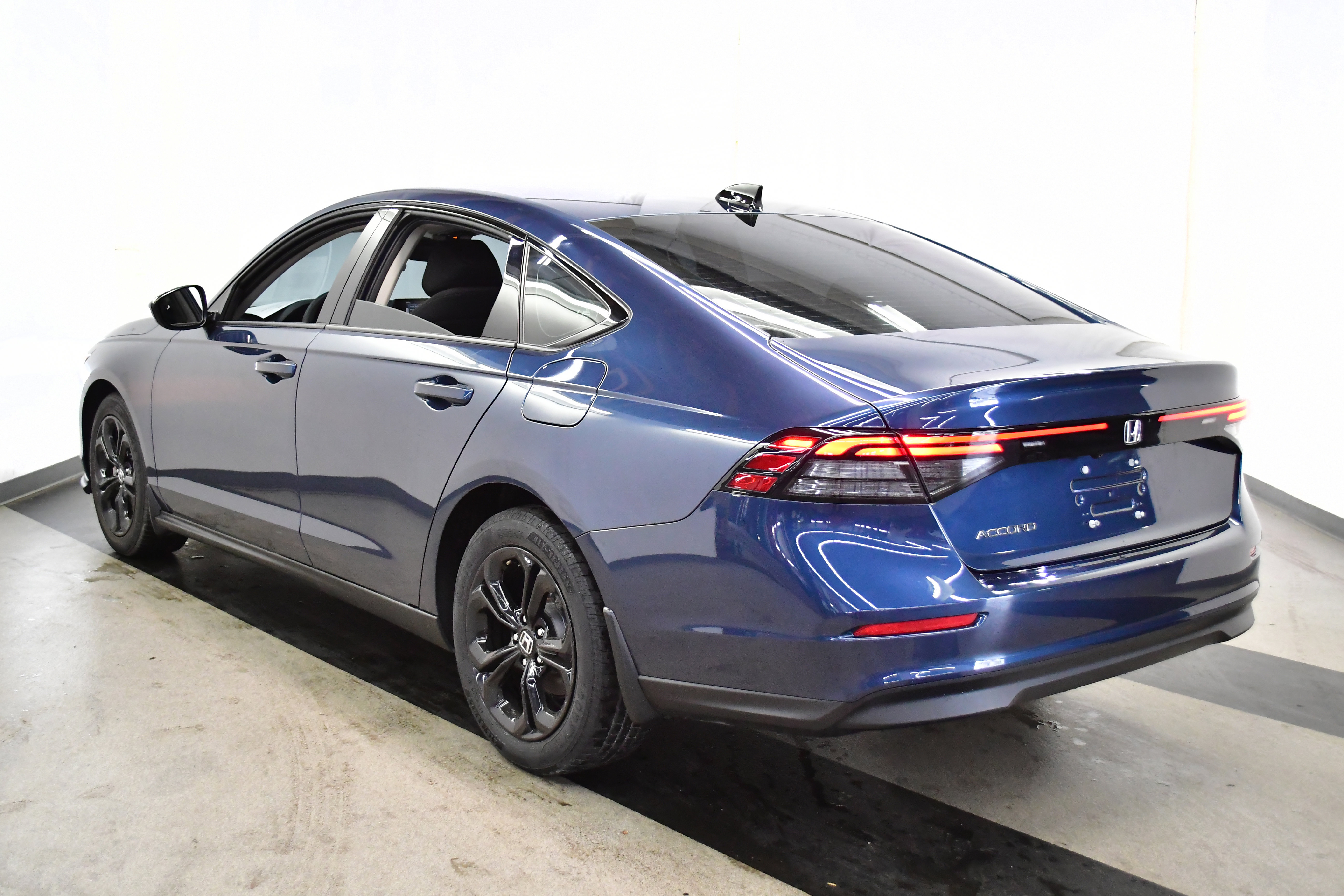 Used 2025 Honda Accord SE image 5