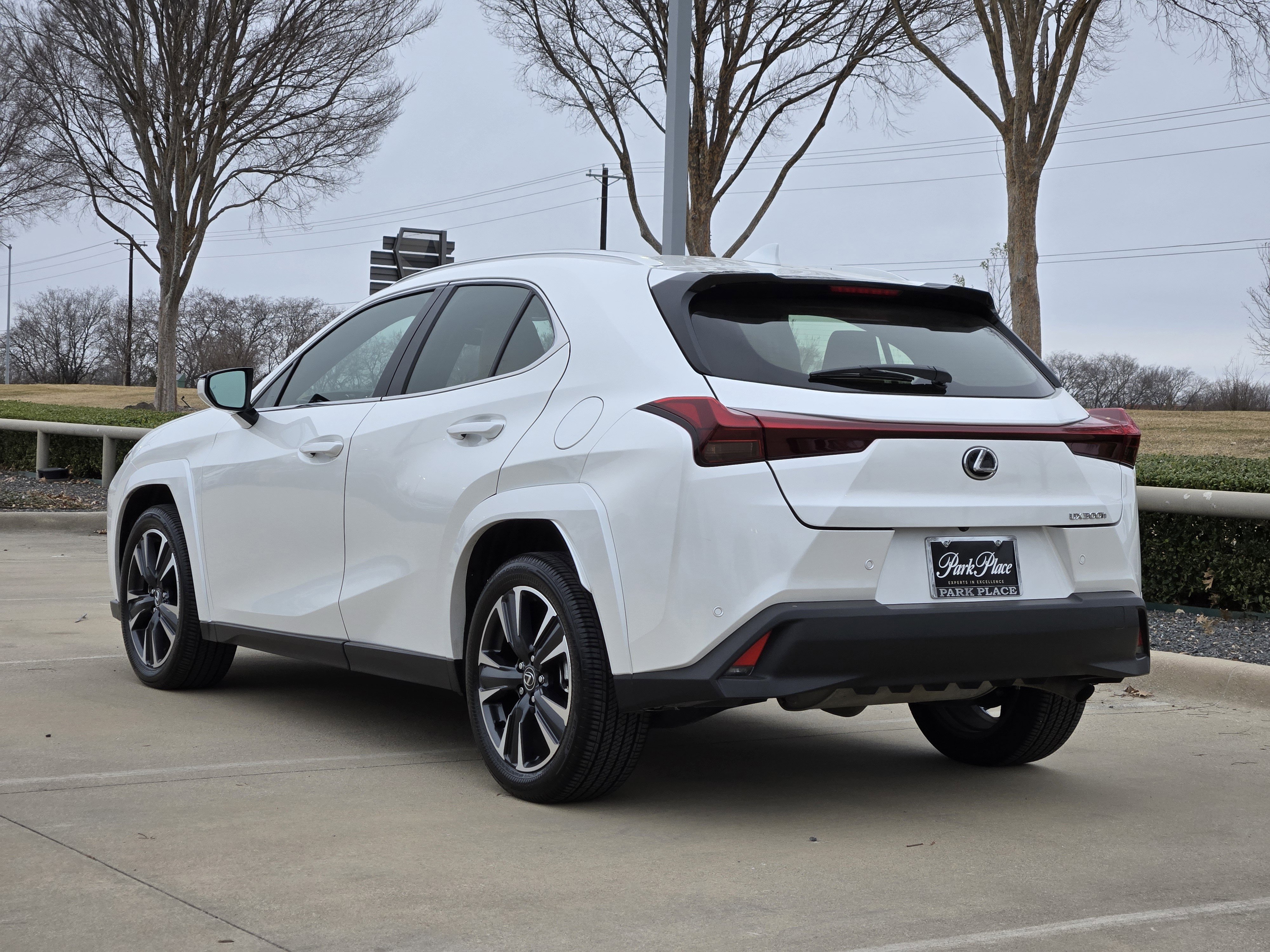 Used 2025 Lexus UX 300h FWD image 4
