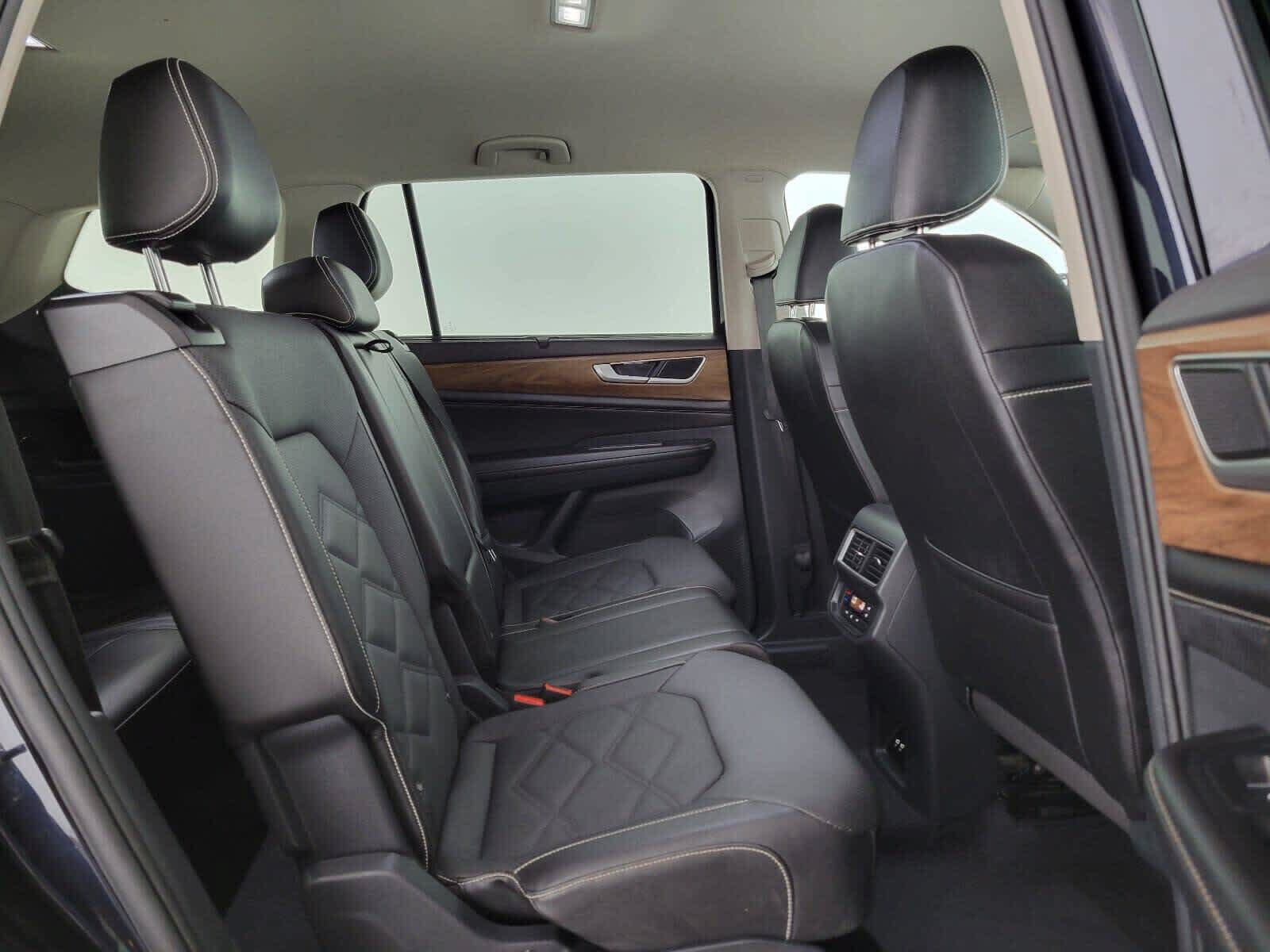 Used 2025 Volkswagen Atlas SE AWD/4WD image 12