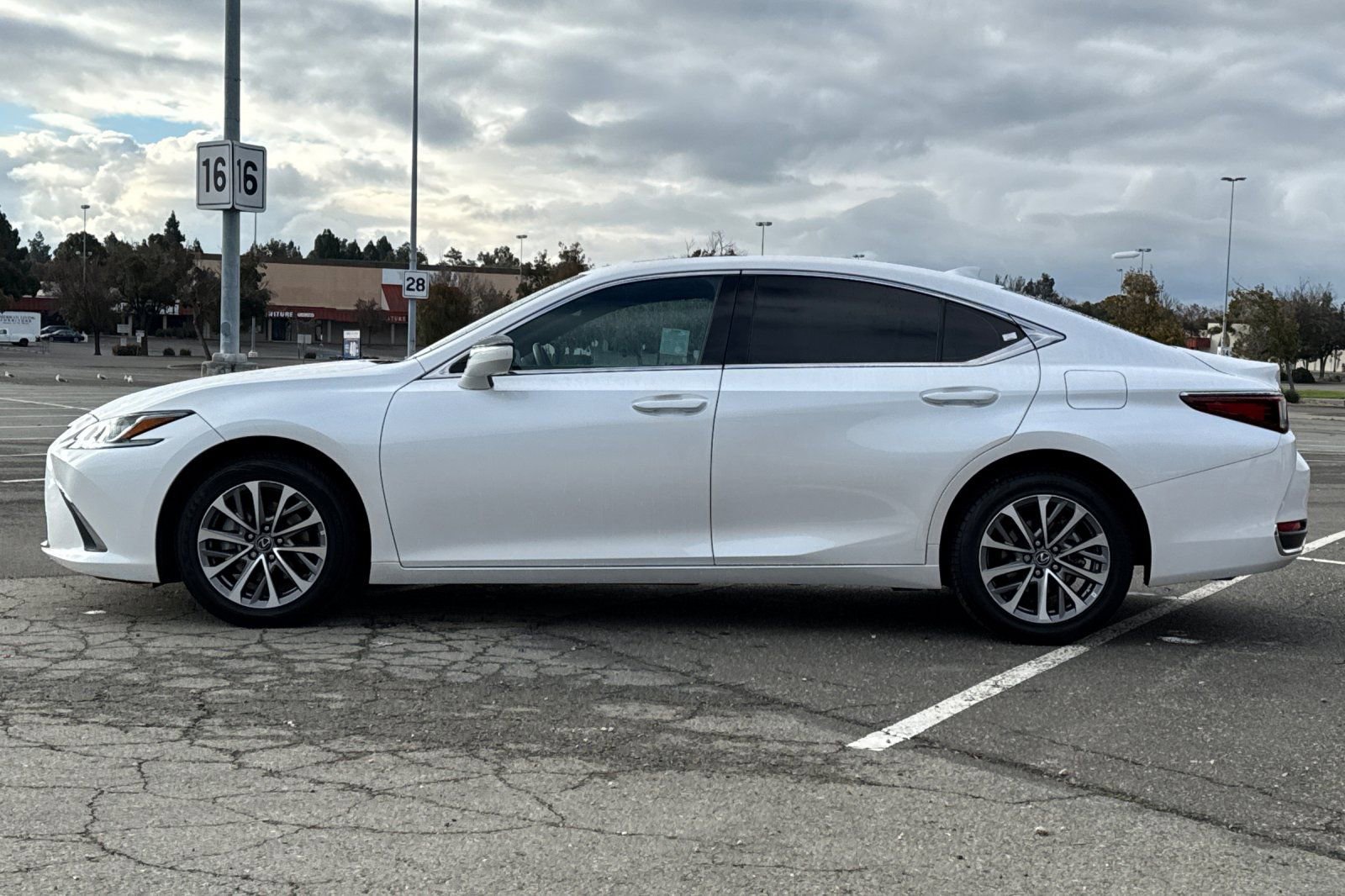 Used 2022 Lexus ES 250 w/ Accessory Package 2 AWD/4WD image 6