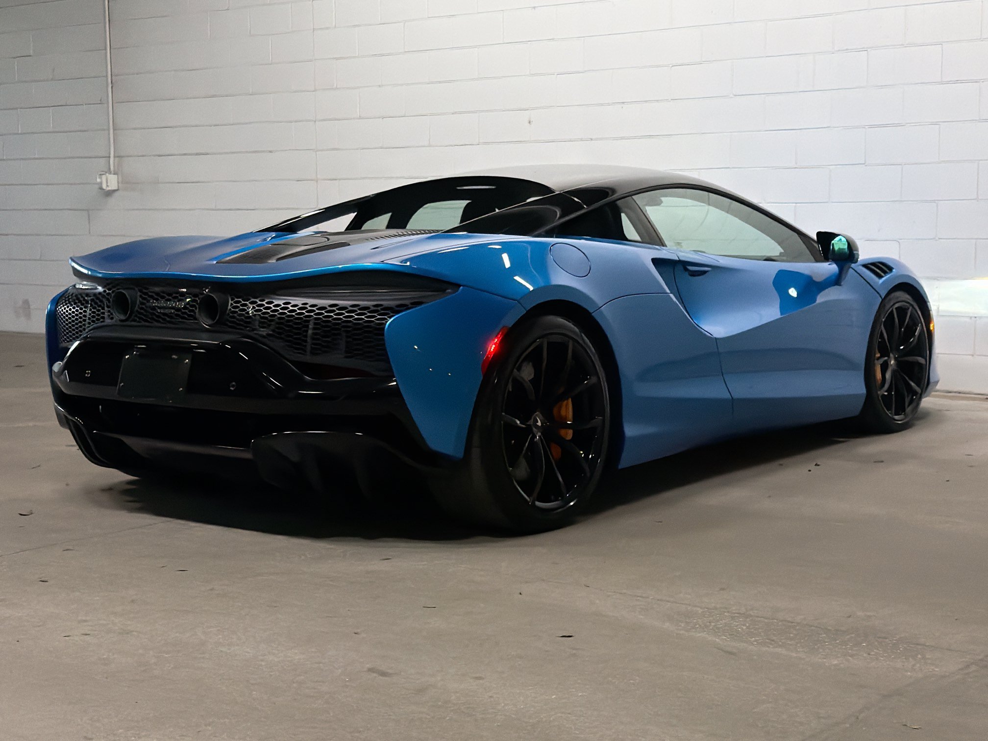 Used 2023 McLaren Artura RWD image 7