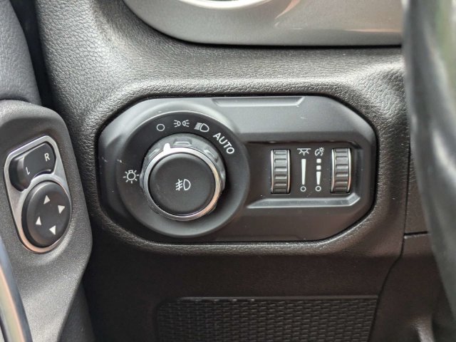 Used 2019 Jeep Wrangler Unlimited Sahara AWD/4WD image 24