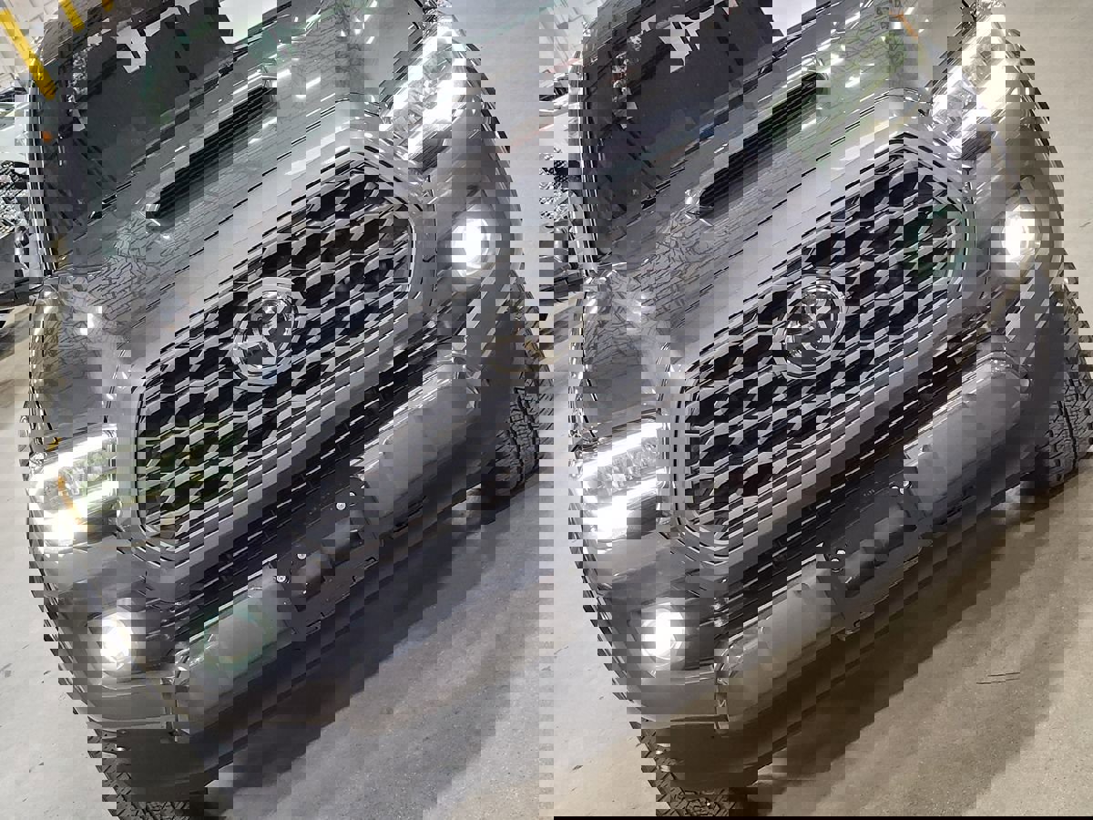 Used 2021 Toyota Tacoma TRD Sport w/ Technology Package image 19