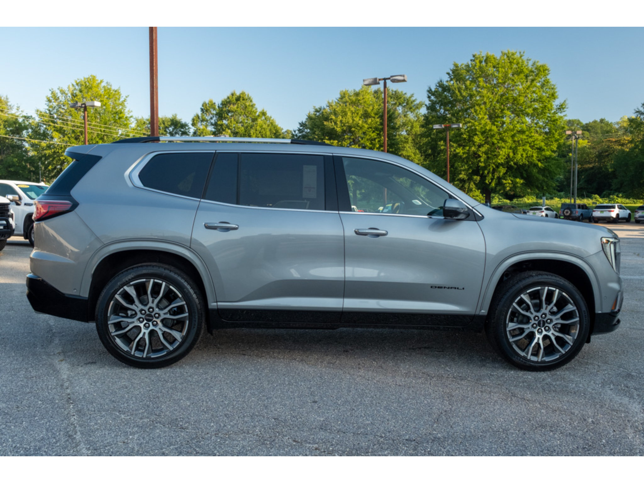 New 2027 GMC Acadia Denali Ultimate w/ LPO, Black Badging Package FWD image 9