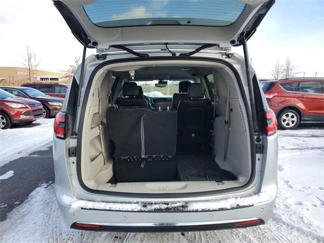 Used 2024 Chrysler Pacifica Touring-L image 24