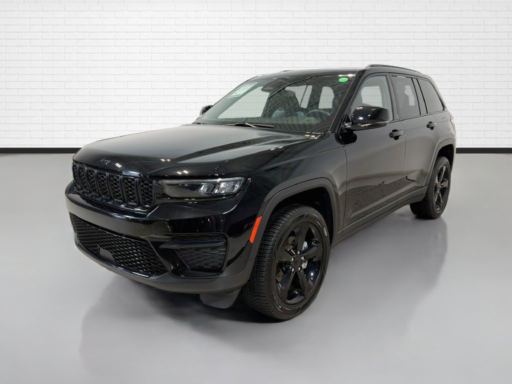 Used 2023 Jeep Grand Cherokee Altitude AWD/4WD image 5