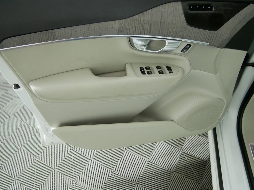 Used 2023 Volvo XC90 B6 Plus AWD/4WD image 17