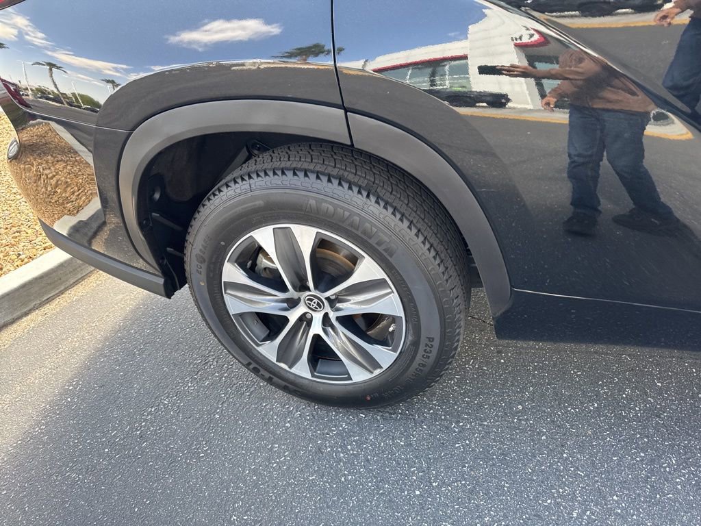 Used 2023 Toyota Highlander XLE FWD image 22