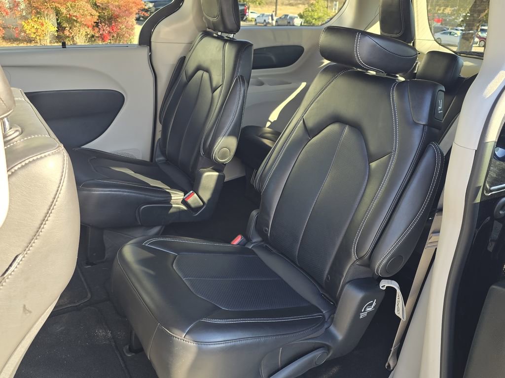 Used 2024 Chrysler Pacifica Touring-L image 25