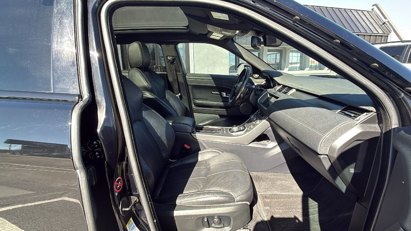 Used 2019 Land Rover Range Rover Evoque SE Premium image 18