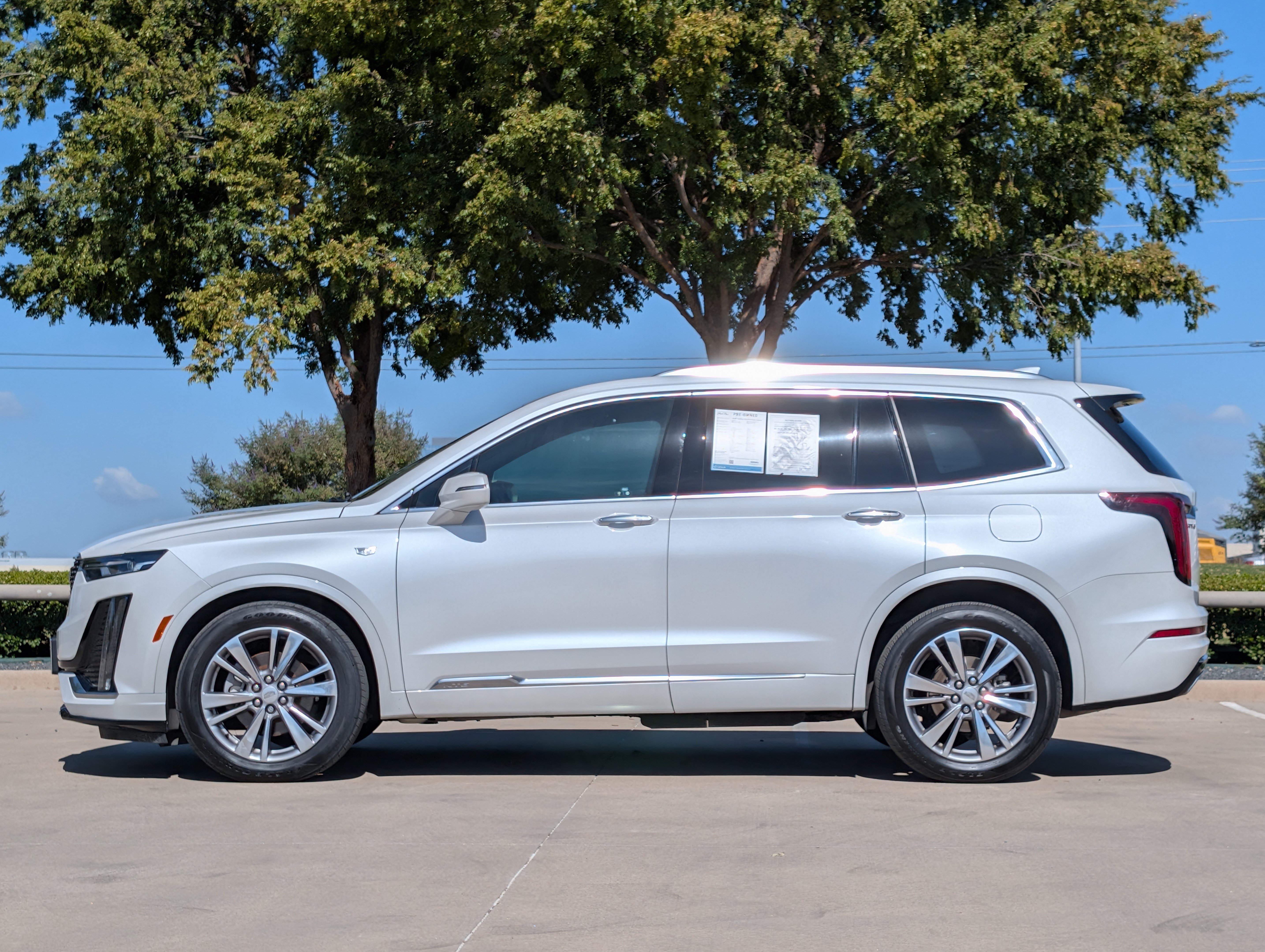Used 2020 Cadillac XT6 Premium Luxury FWD image 2