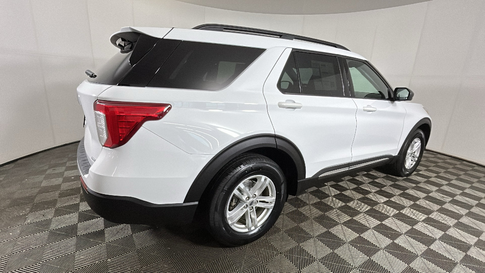 Used 2020 Ford Explorer XLT w/ Comfort Package AWD/4WD image 3