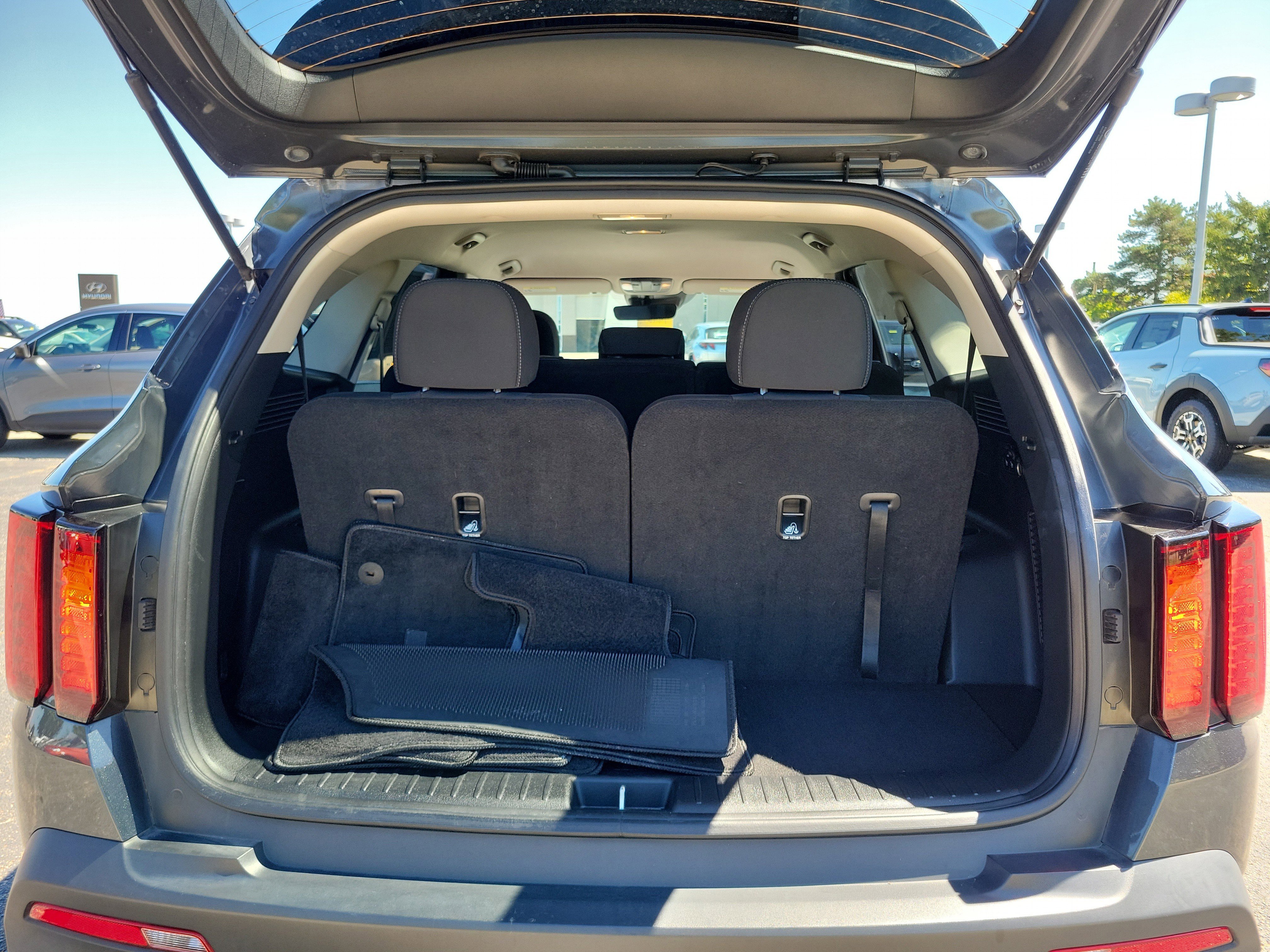 Used 2023 Kia Sorento LX image 8