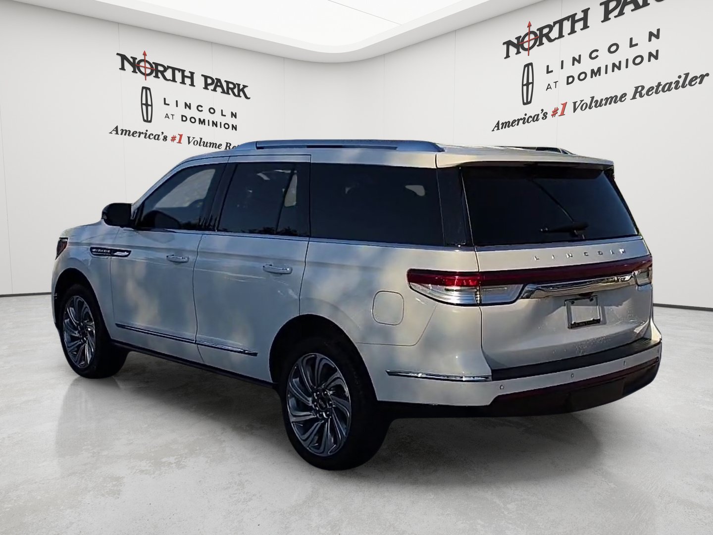 Used 2024 Lincoln Navigator Premiere AWD/4WD image 3