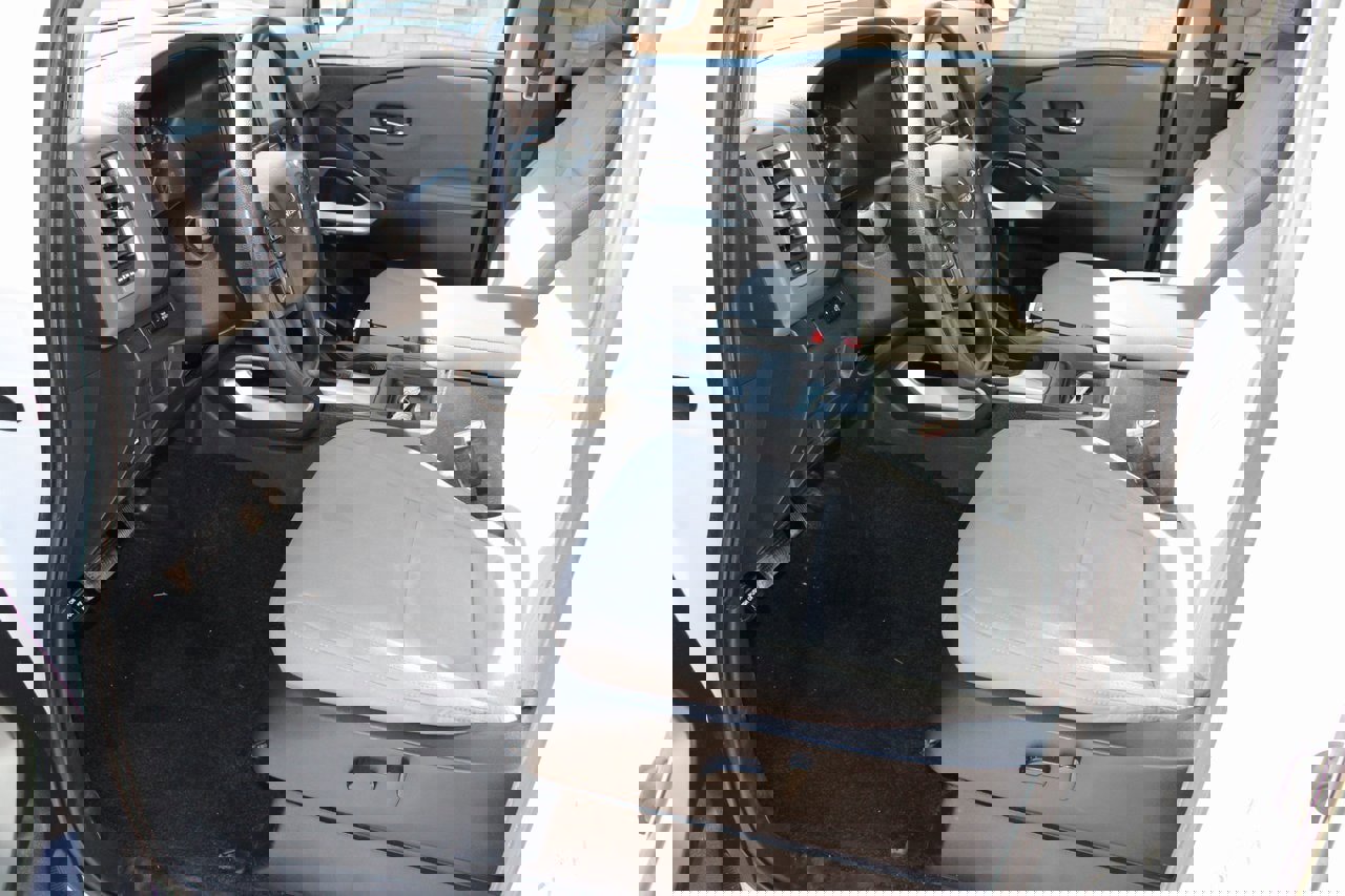 Used 2023 Nissan Frontier SV image 15