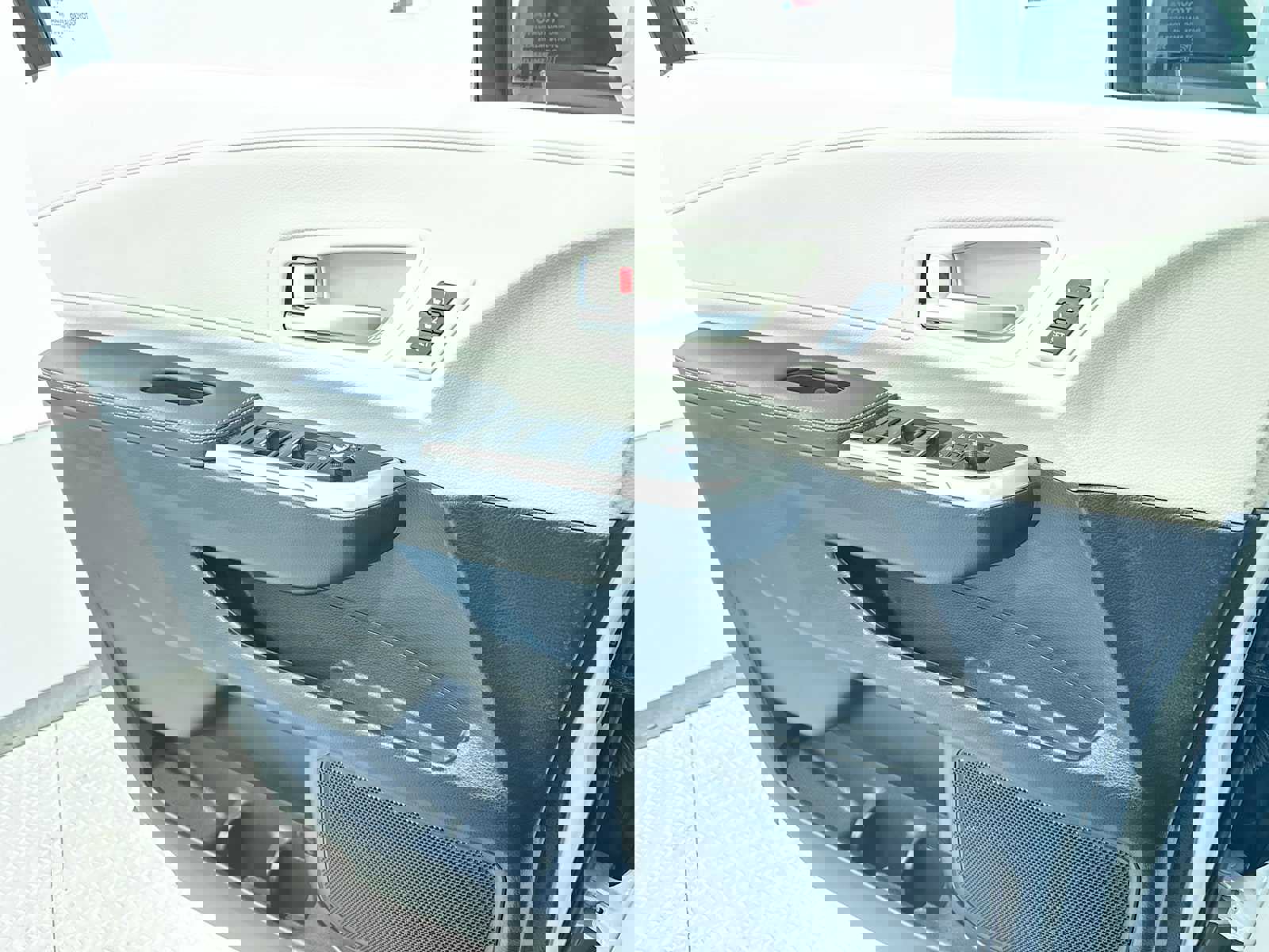 Used 2025 Toyota Sienna Limited image 30