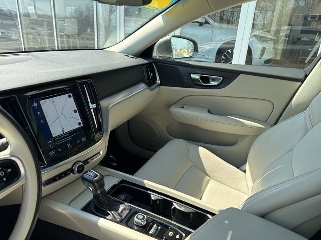 Used 2020 Volvo V60 T5 Cross Country image 22