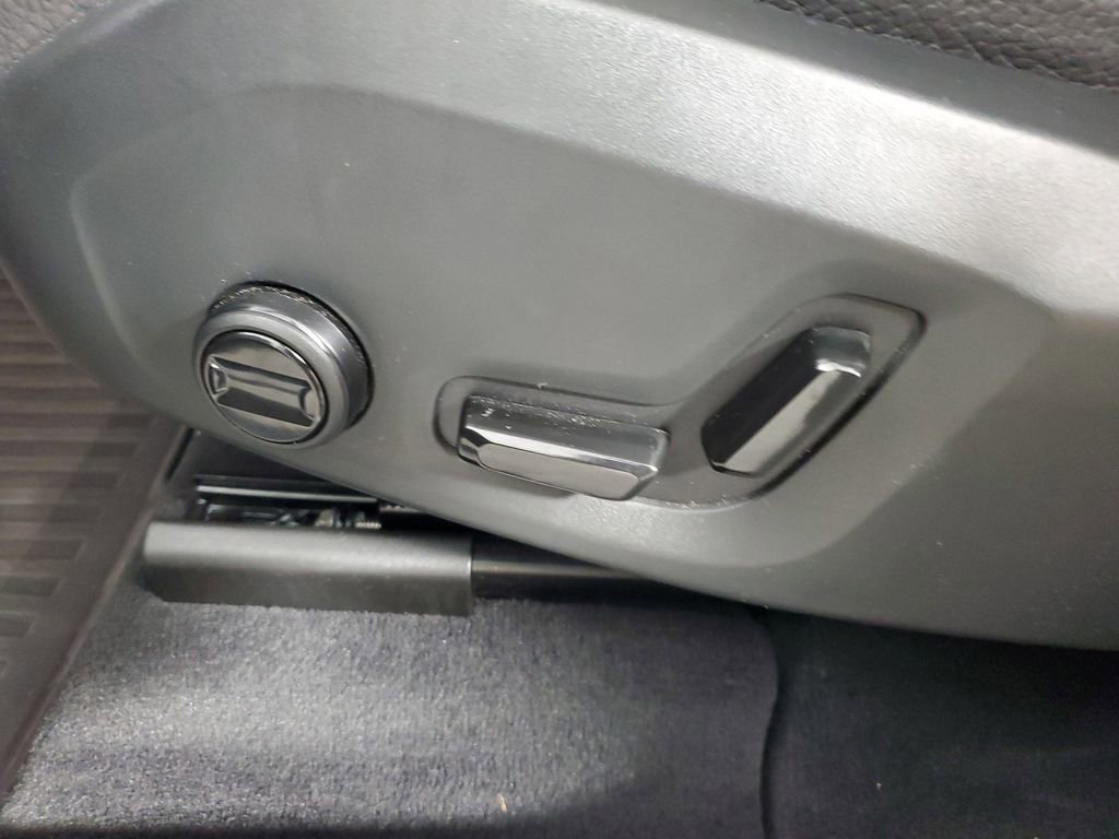 Used 2024 Volvo XC60 B5 Plus w/ Protection Package Premier AWD/4WD image 21