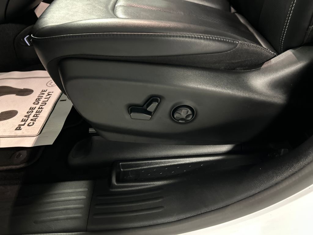 Used 2025 Chrysler Pacifica Select w/ Uconnect Theater Family Group image 13