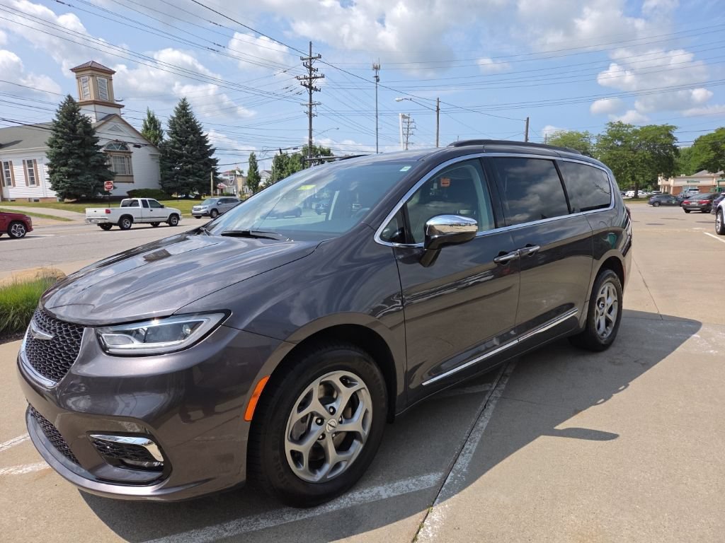 Certified 2023 Chrysler Pacifica Limited w/ Uconnect Theater Family Group AWD/4WD image 6