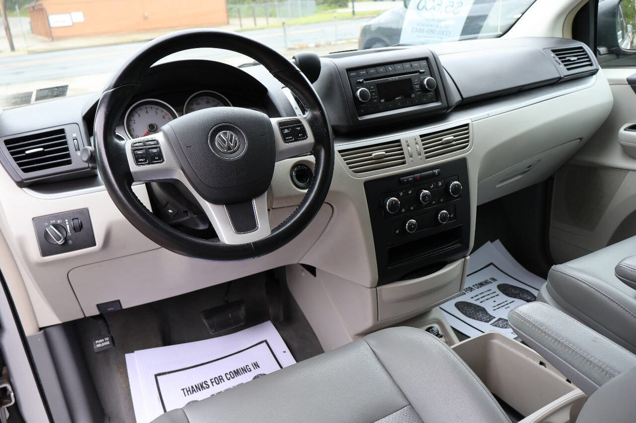 Used 2011 Volkswagen Routan SE FWD image 21