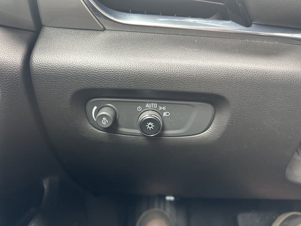 Used 2022 Chevrolet Traverse LT w/ Midnight/Sport Edition image 19