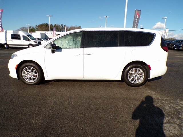 Used 2024 Chrysler Pacifica Touring-L image 2