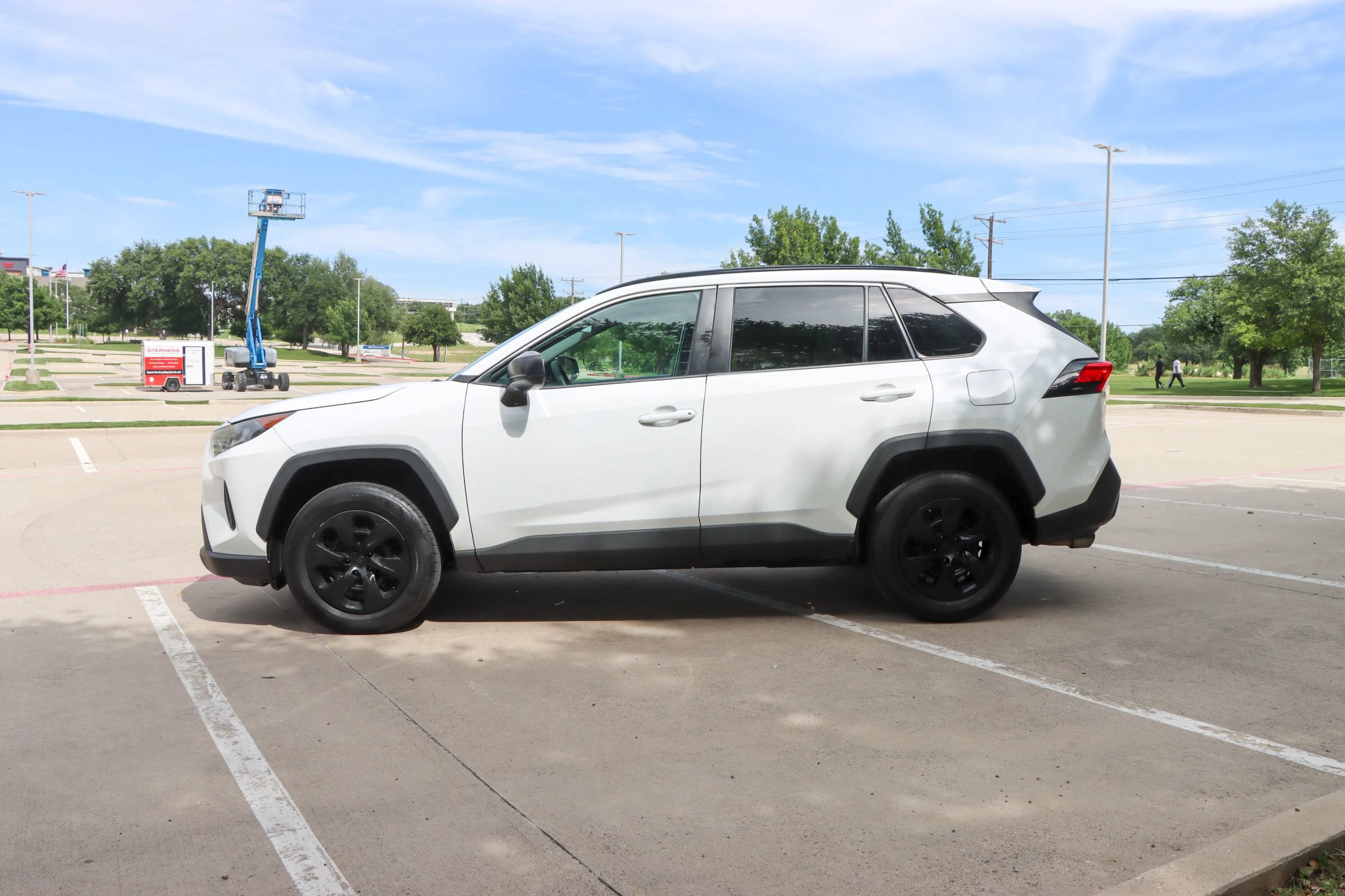 Used 2019 Toyota RAV4 LE FWD image 4