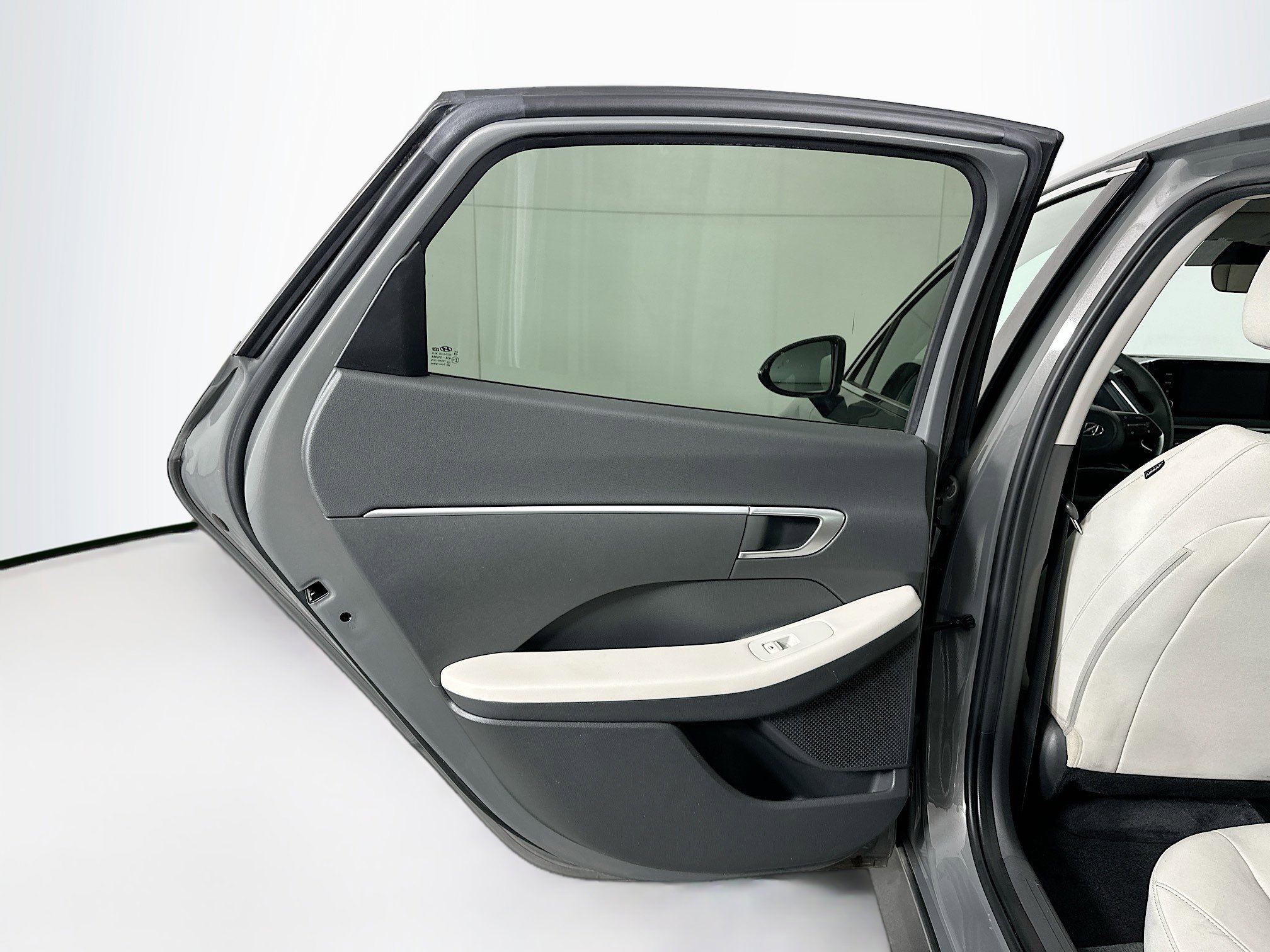 Used 2023 Hyundai Sonata SE w/ Cargo Package image 32