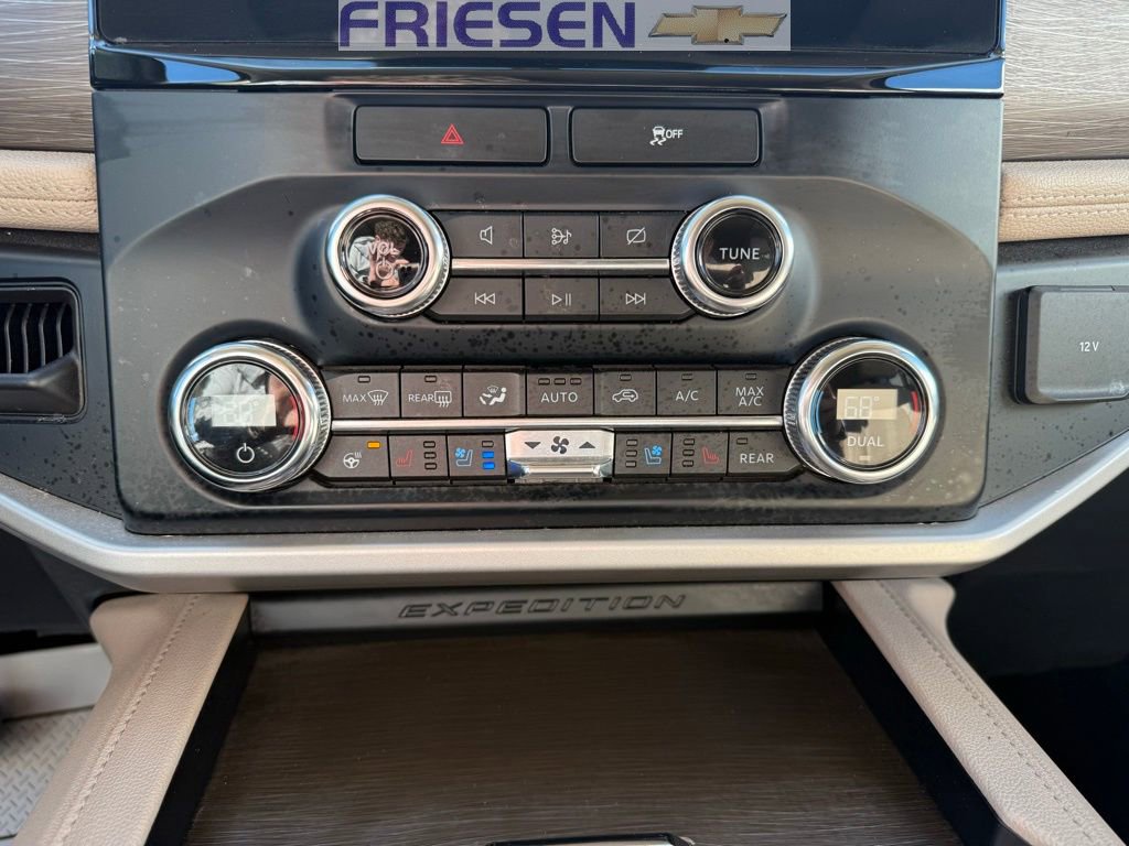 Used 2022 Ford Expedition Max Limited image 16