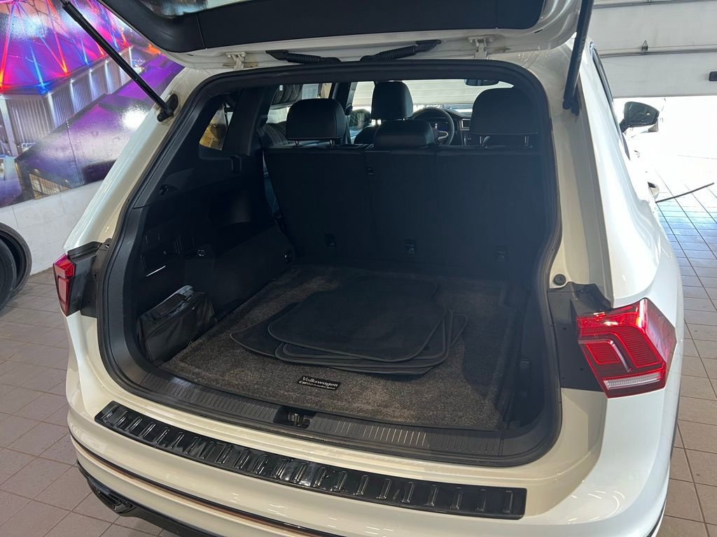Used 2023 Volkswagen Tiguan SE R-Line AWD/4WD image 9