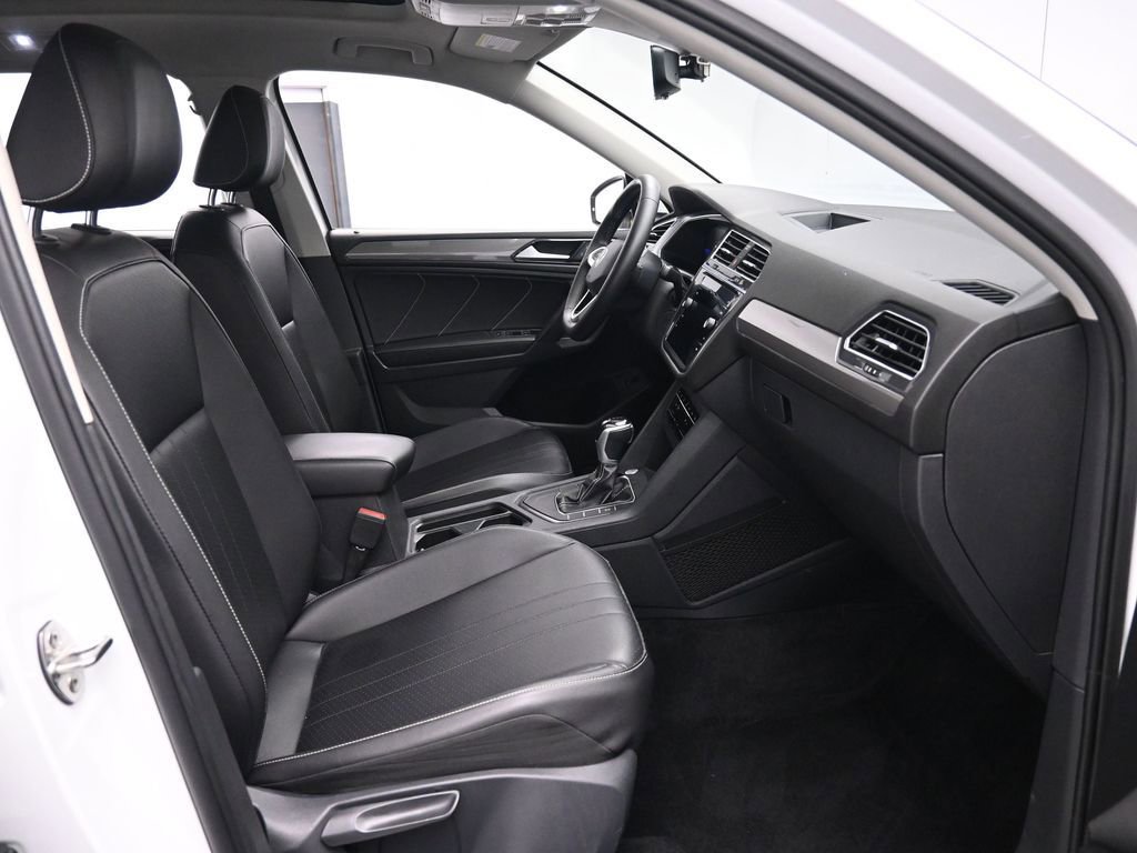 Used 2022 Volkswagen Tiguan SE w/ Panoramic Sunroof Package FWD image 24