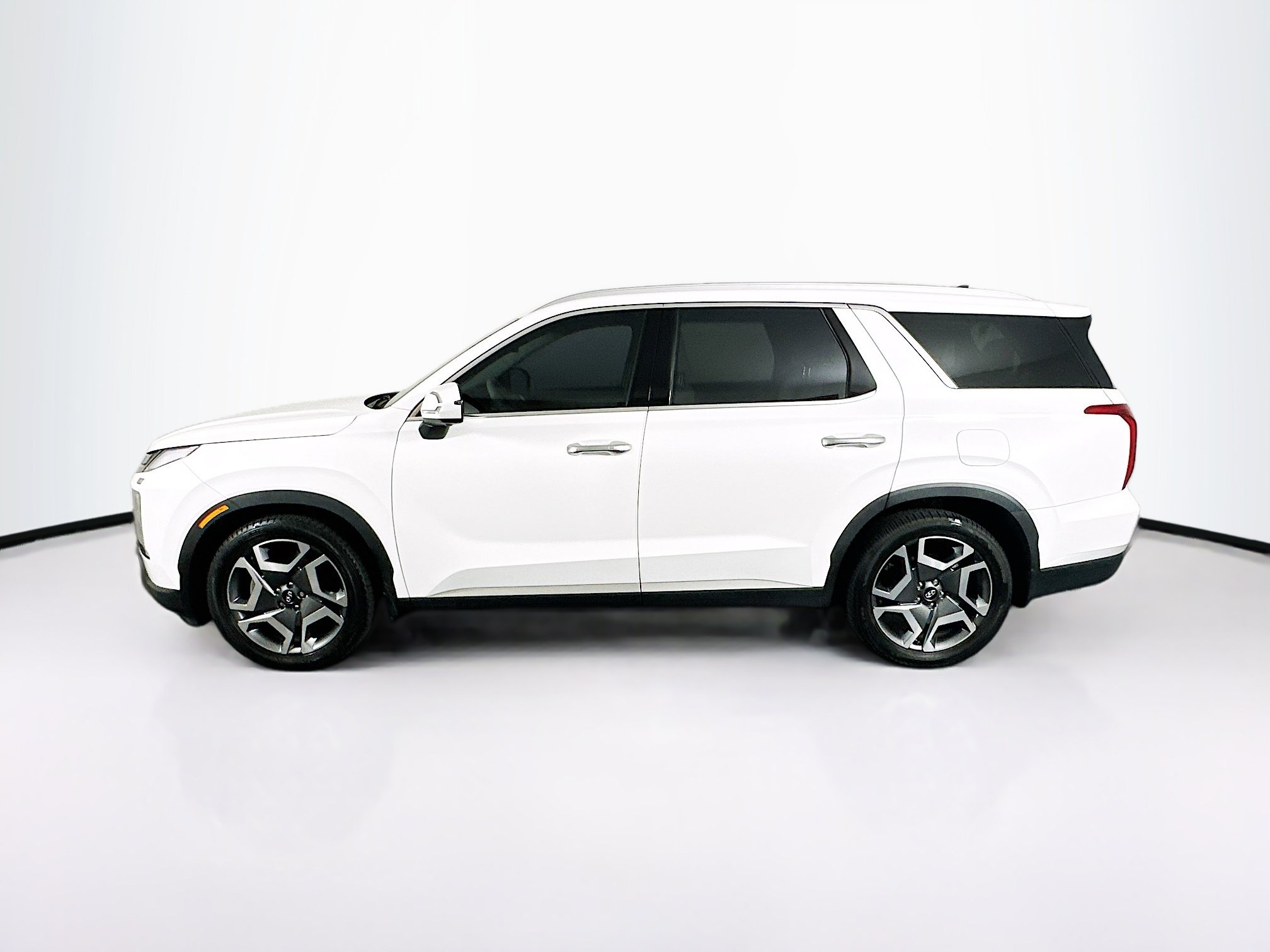 Used 2023 Hyundai Palisade Limited w/ Winter Package FWD image 4