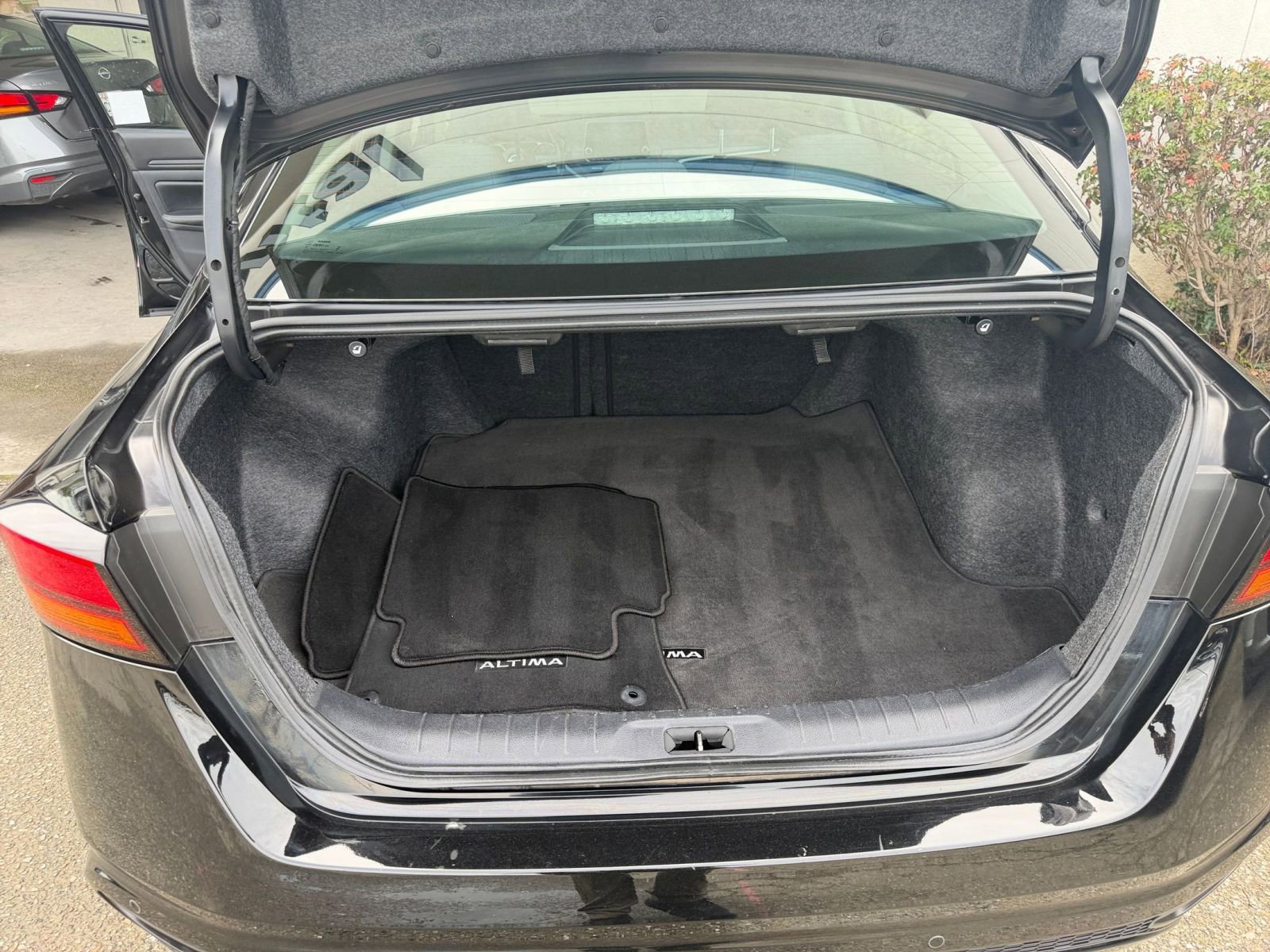 Used 2025 Nissan Altima 2.5 SV FWD image 32