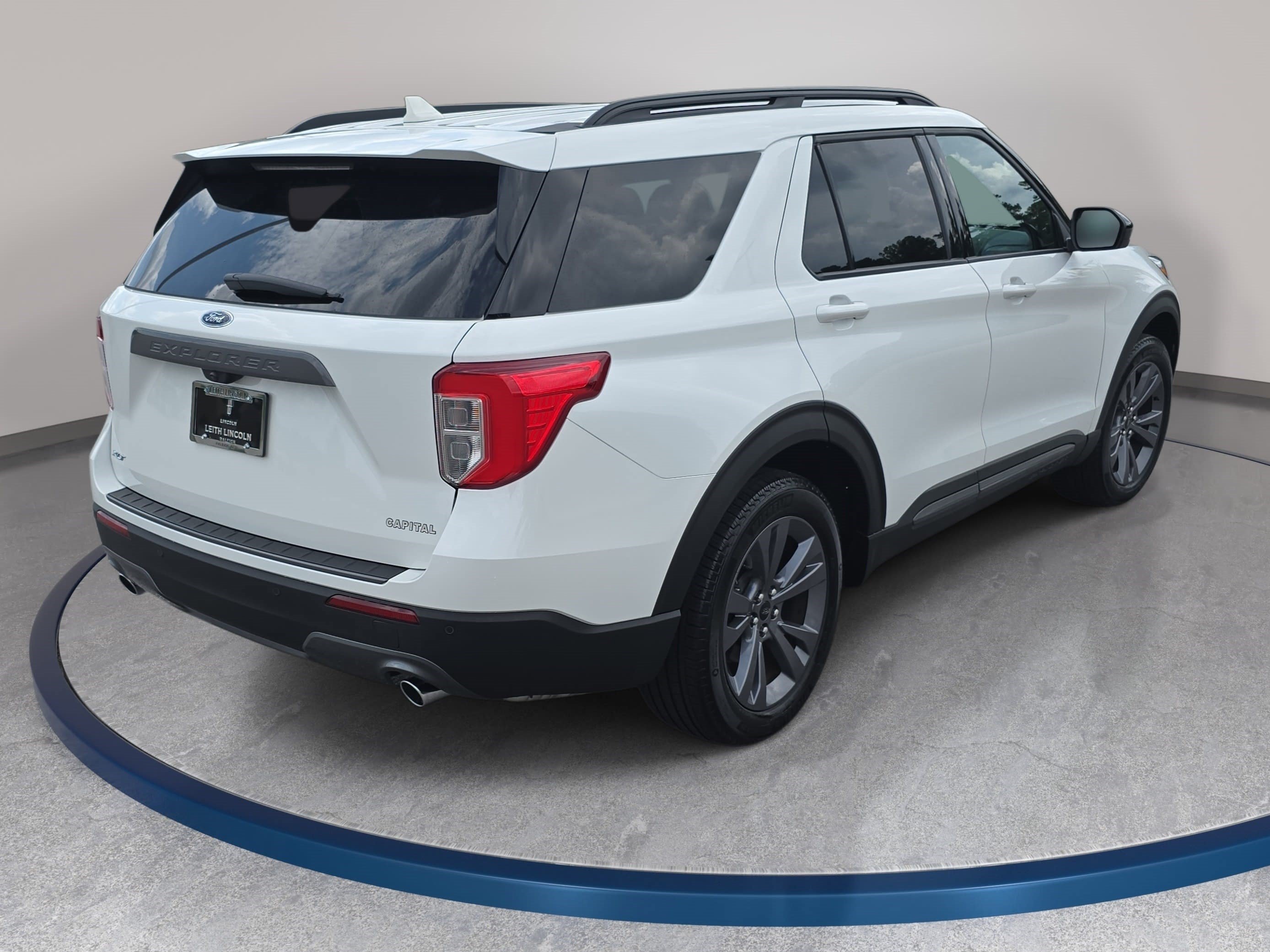 Used 2023 Ford Explorer XLT w/ Equipment Group 202A RWD image 5