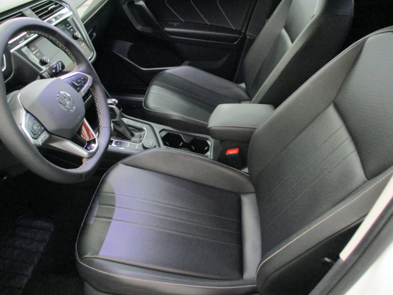 Used 2024 Volkswagen Tiguan SE image 9