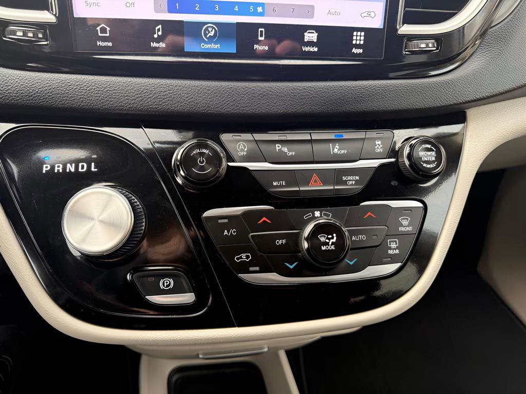 Used 2024 Chrysler Pacifica Touring-L image 21