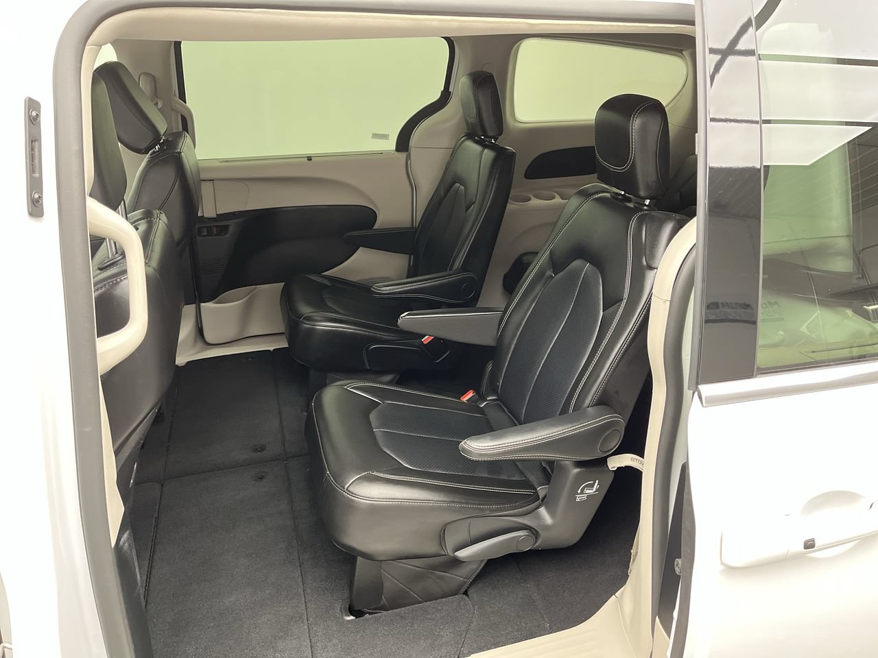 Used 2024 Chrysler Pacifica Touring-L FWD image 10