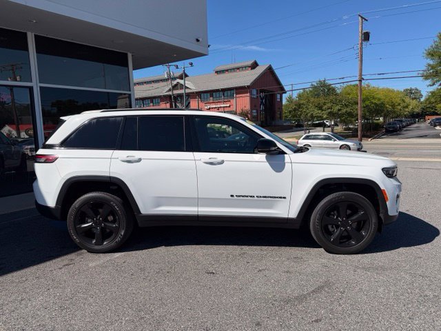Used 2023 Jeep Grand Cherokee Altitude AWD/4WD image 11