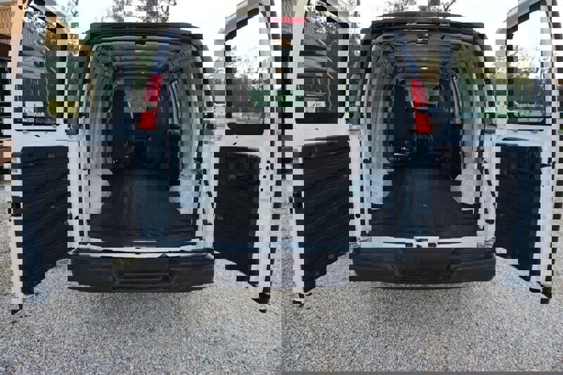 Used 2010 Chevrolet Express 1500 image 27