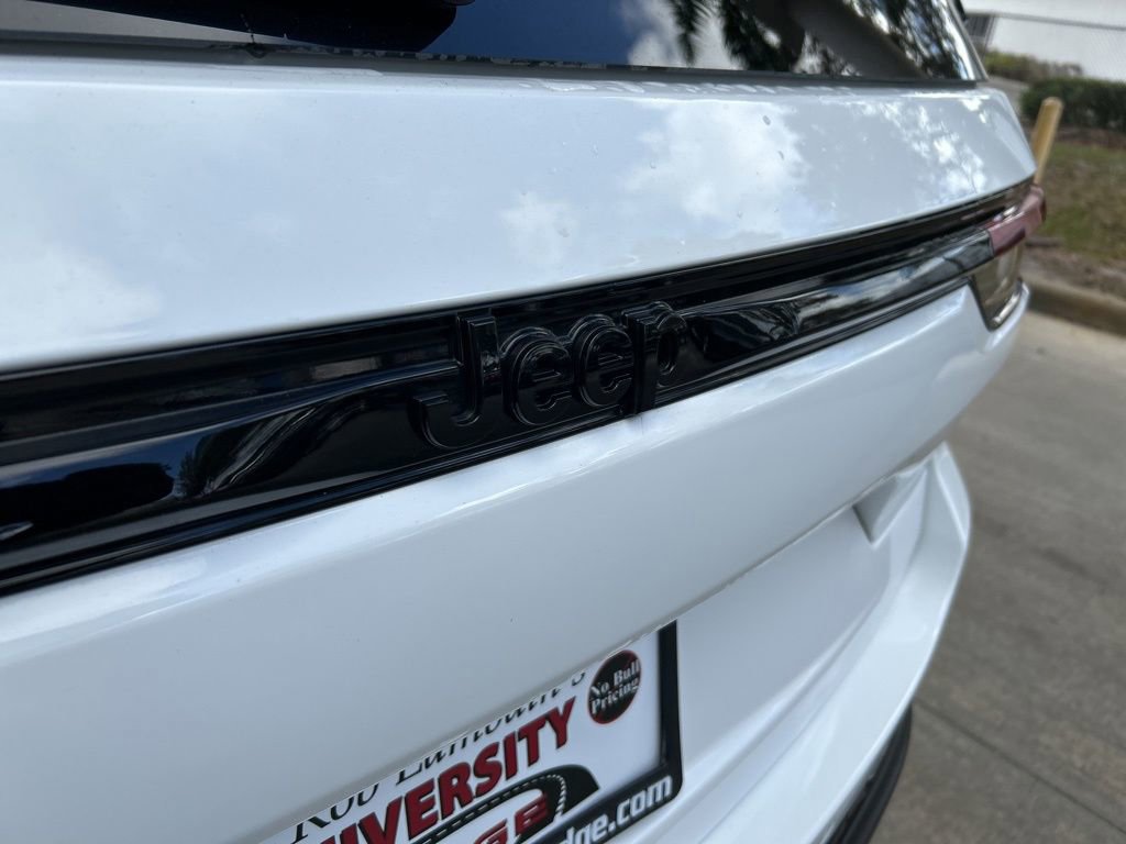 Used 2025 Jeep Grand Cherokee Altitude RWD image 19