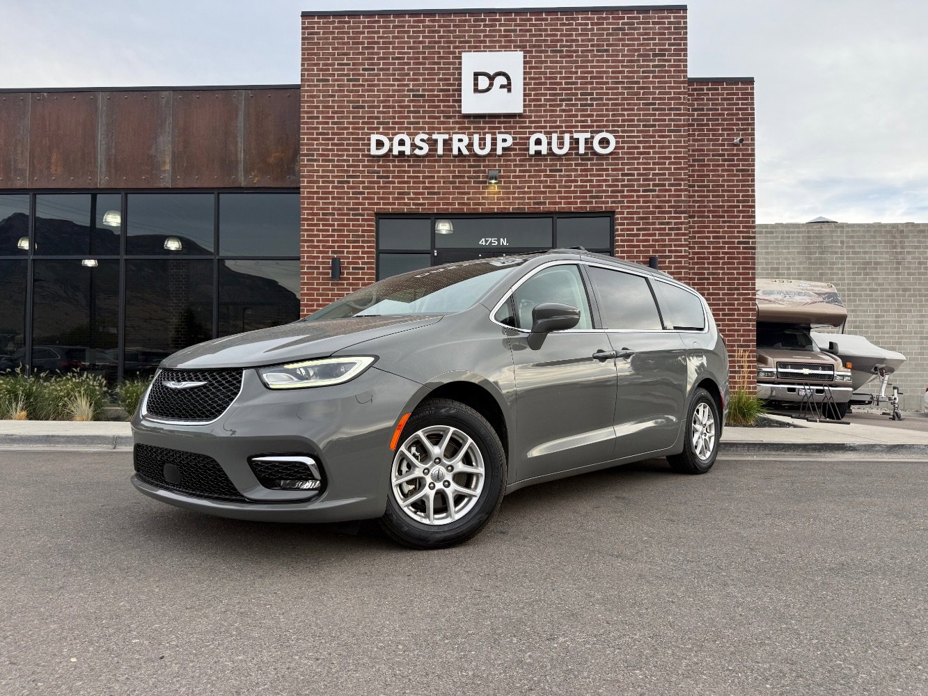Used 2022 Chrysler Pacifica Touring-L image 1