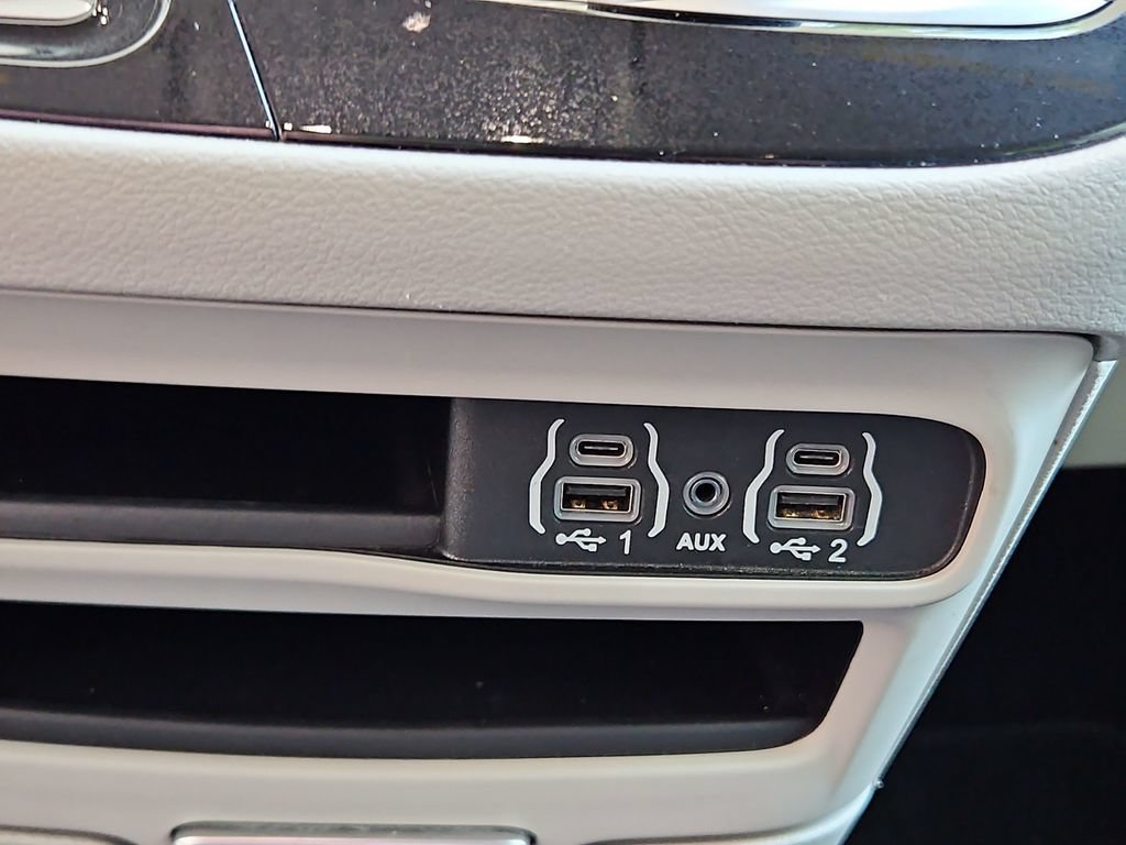 Used 2024 Chrysler Pacifica Touring-L FWD image 21
