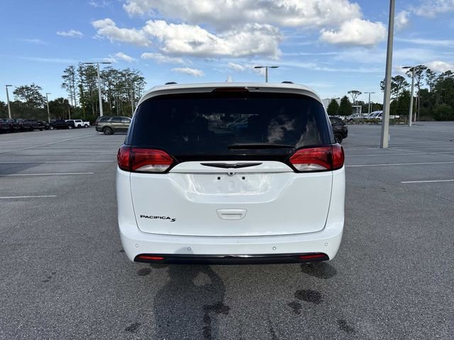 Used 2018 Chrysler Pacifica Touring-L Plus FWD image 4