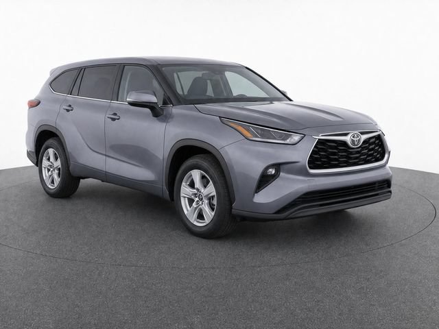 Used 2023 Toyota Highlander LE FWD image 3