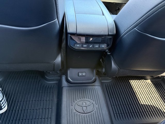 Used 2023 Toyota Highlander XLE AWD/4WD image 30