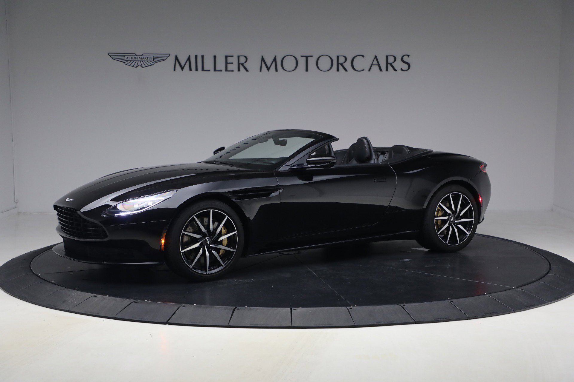 Used 2020 Aston Martin DB11 Volante image 2