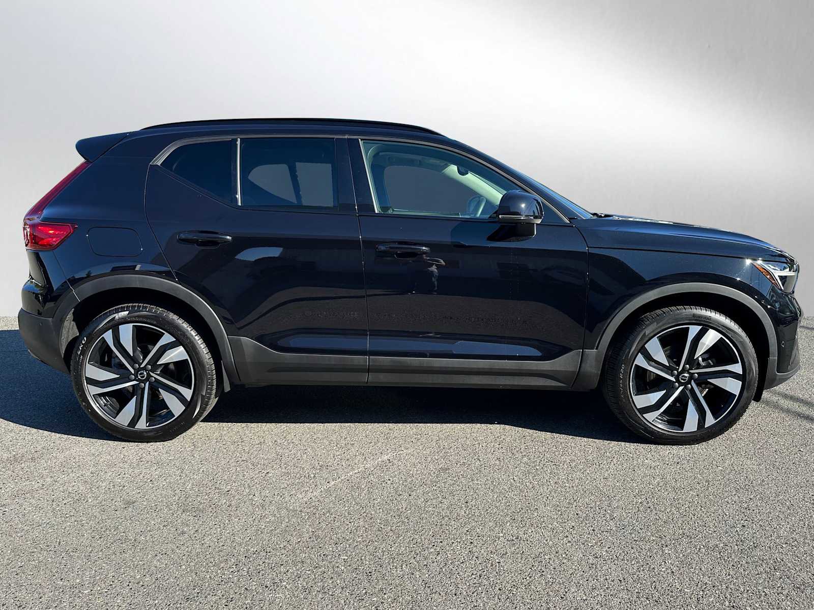 Used 2025 Volvo XC40 B5 Plus w/ Climate Package image 8